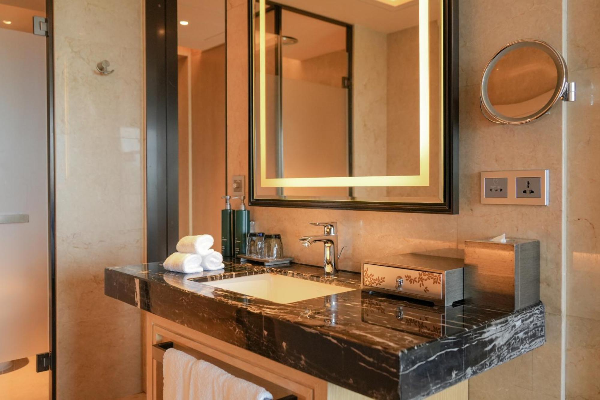 Doubletree By Hilton Hotel An Thuận Ngoại thất bức ảnh